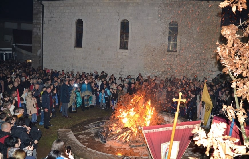 Nalaganjem Badnjaka U Nevesinju Proslavljeno Badnje Ve E Trebinje Live